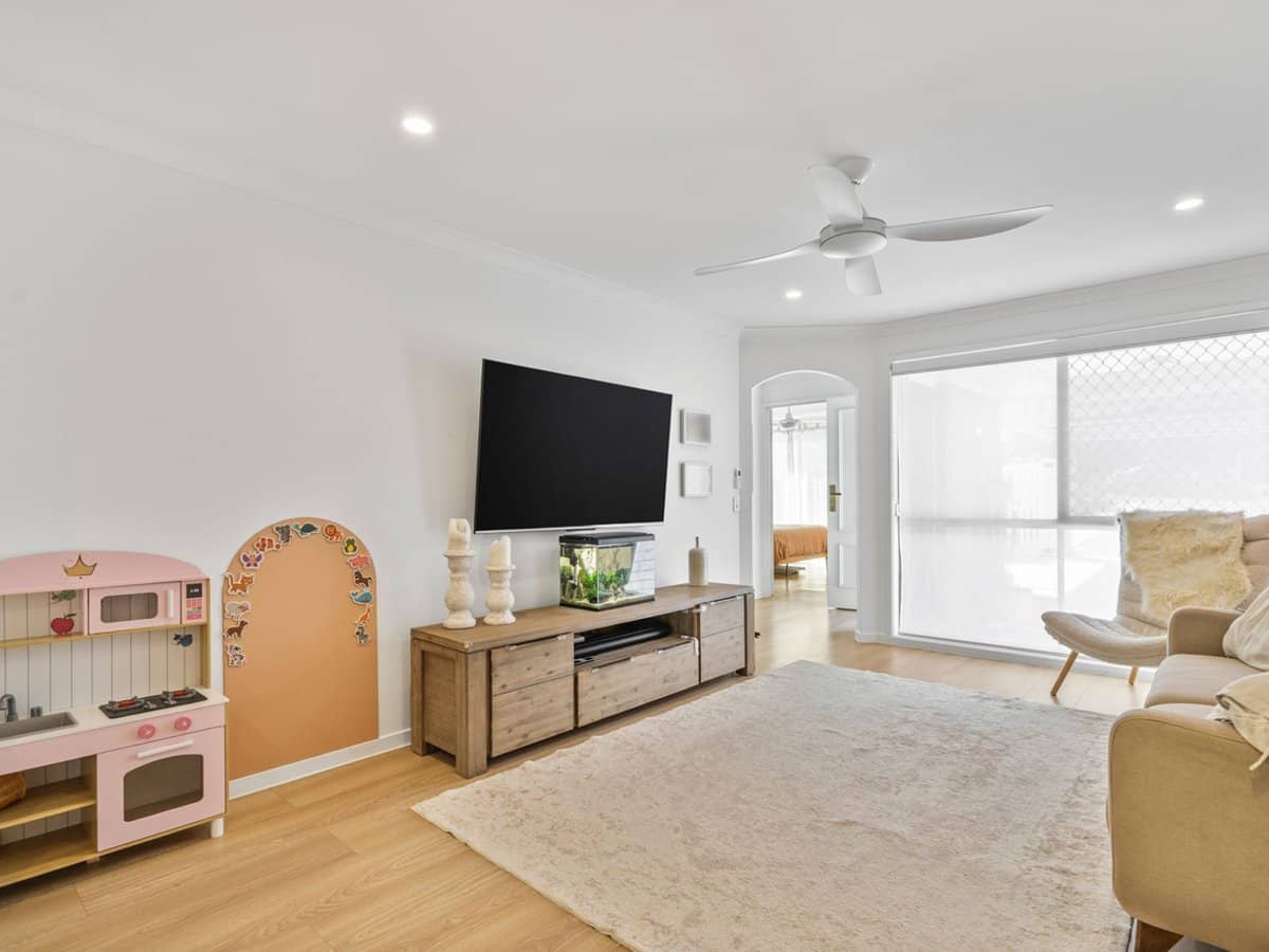 53 Corunna Crescent, Ashmore - Thumbnail 5