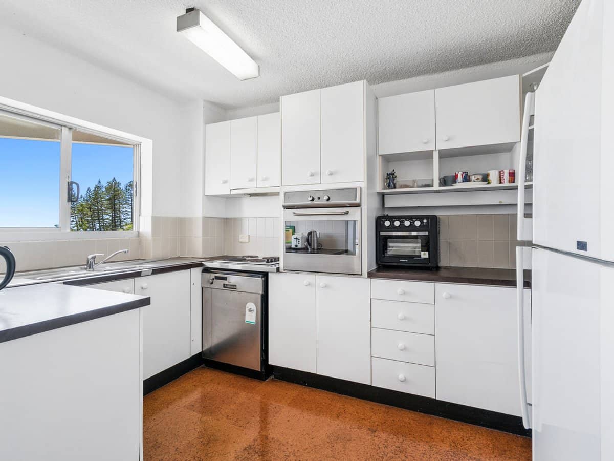 130 Marine Parade, COOLANGATTA - Thumbnail 7