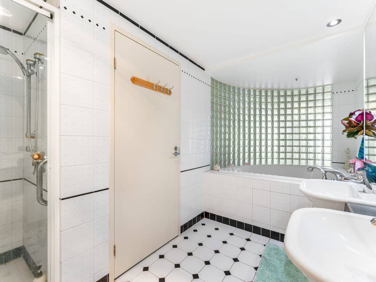 12 Commodore Drive, PARADISE WATERS - Thumbnail 12