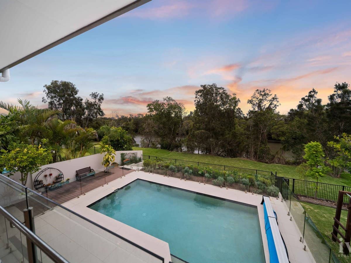 33 The Peninsula, Helensvale - Thumbnail 2