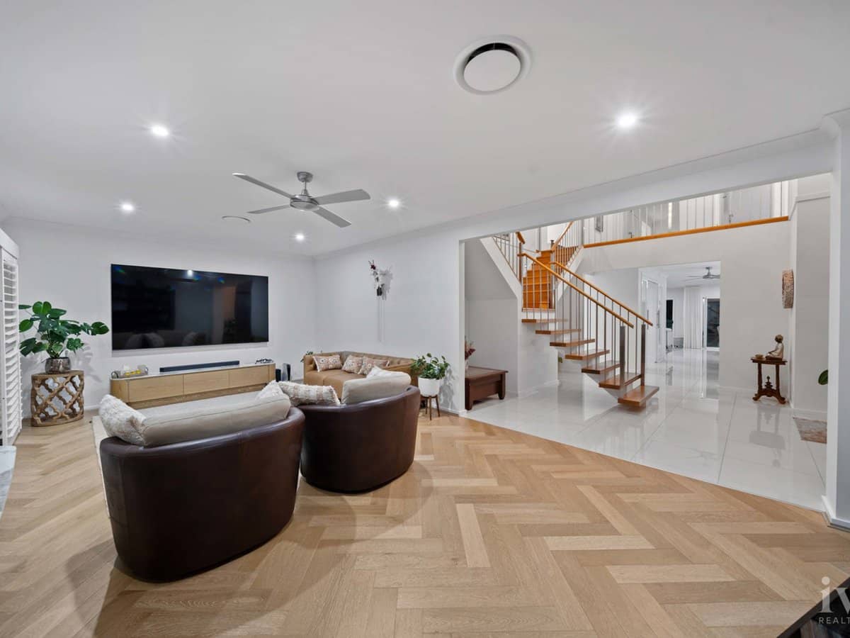 33 The Peninsula, Helensvale - Thumbnail 5