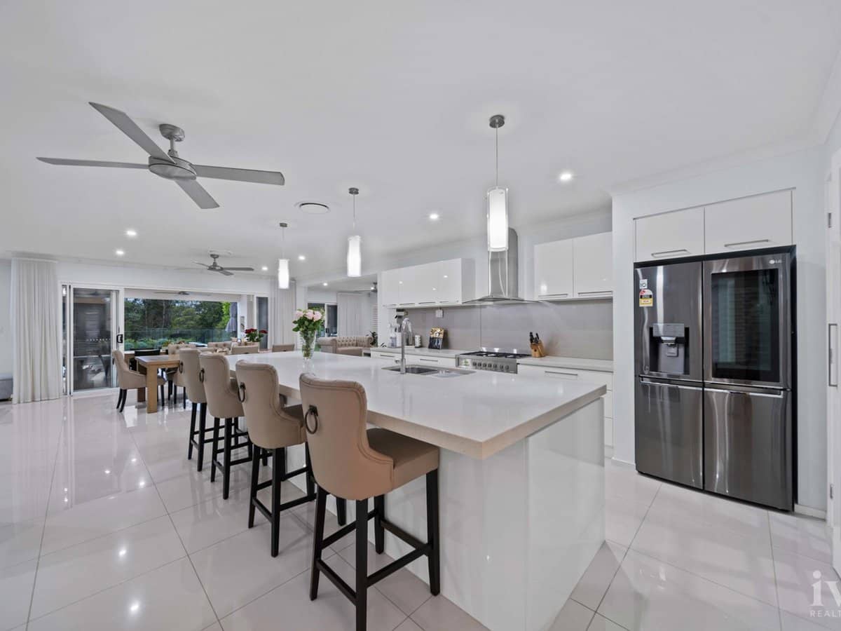 33 The Peninsula, Helensvale - Thumbnail 6