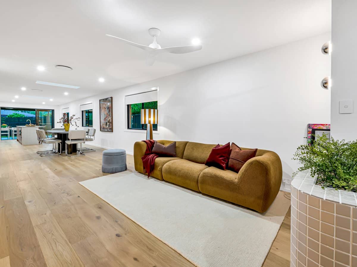 20 Allspice Drive, ASHMORE - Thumbnail 3