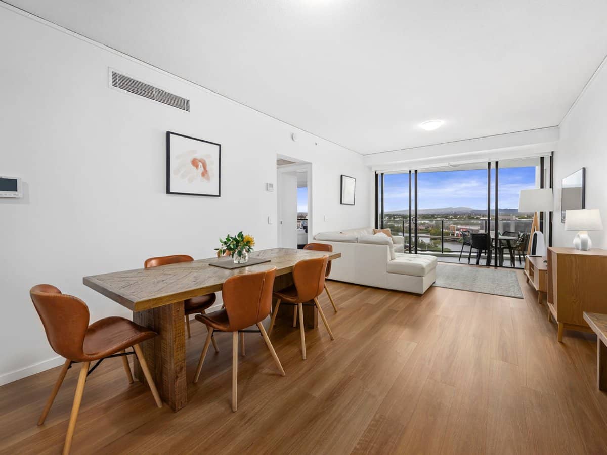 22 Surf Parade, BROADBEACH - Thumbnail 1