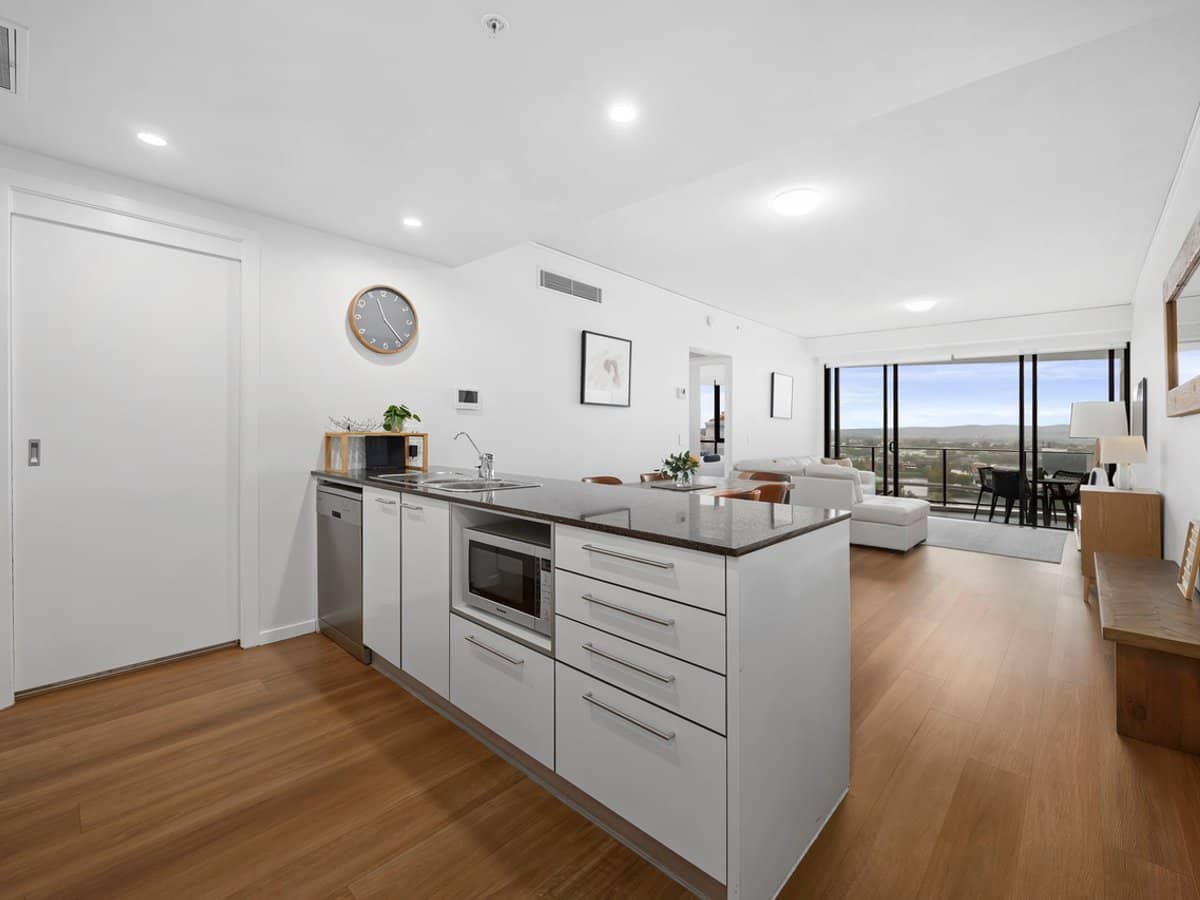 22 Surf Parade, BROADBEACH - Thumbnail 2