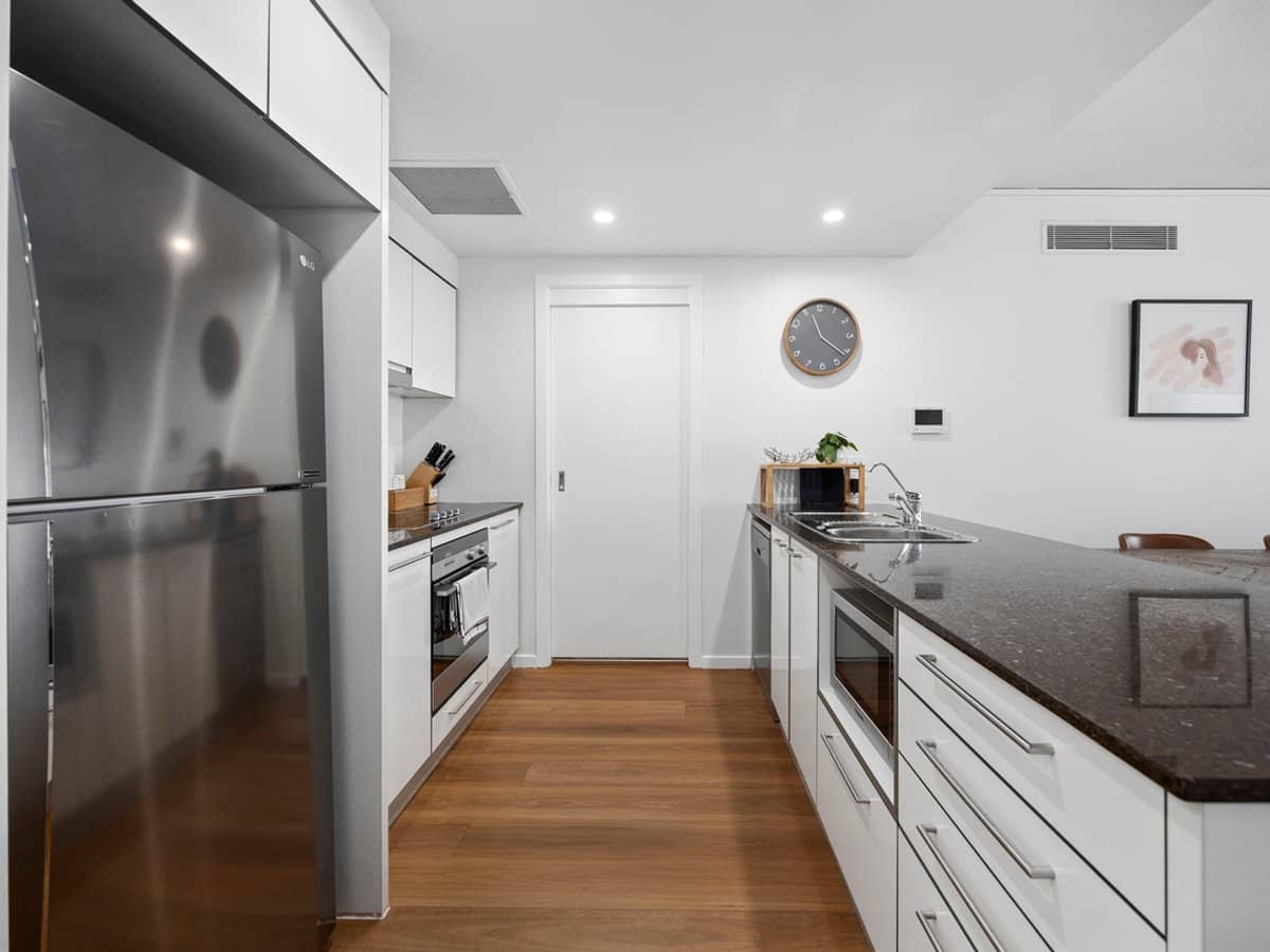 22 Surf Parade, BROADBEACH - Thumbnail 3