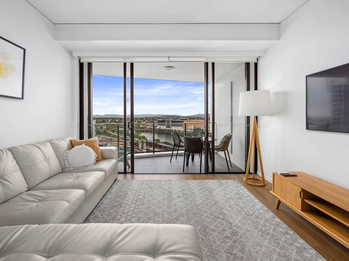 22 Surf Parade, BROADBEACH - Thumbnail 4