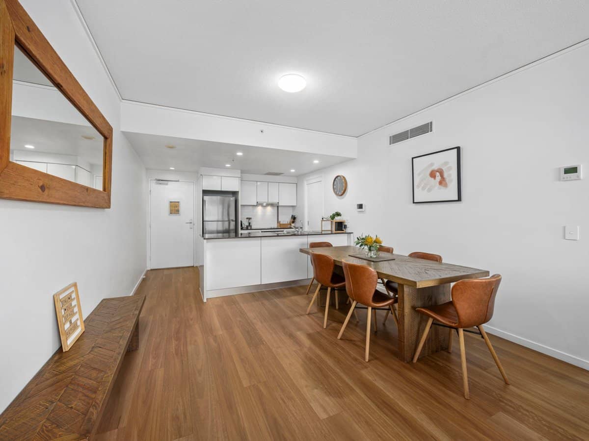 22 Surf Parade, BROADBEACH - Thumbnail 6