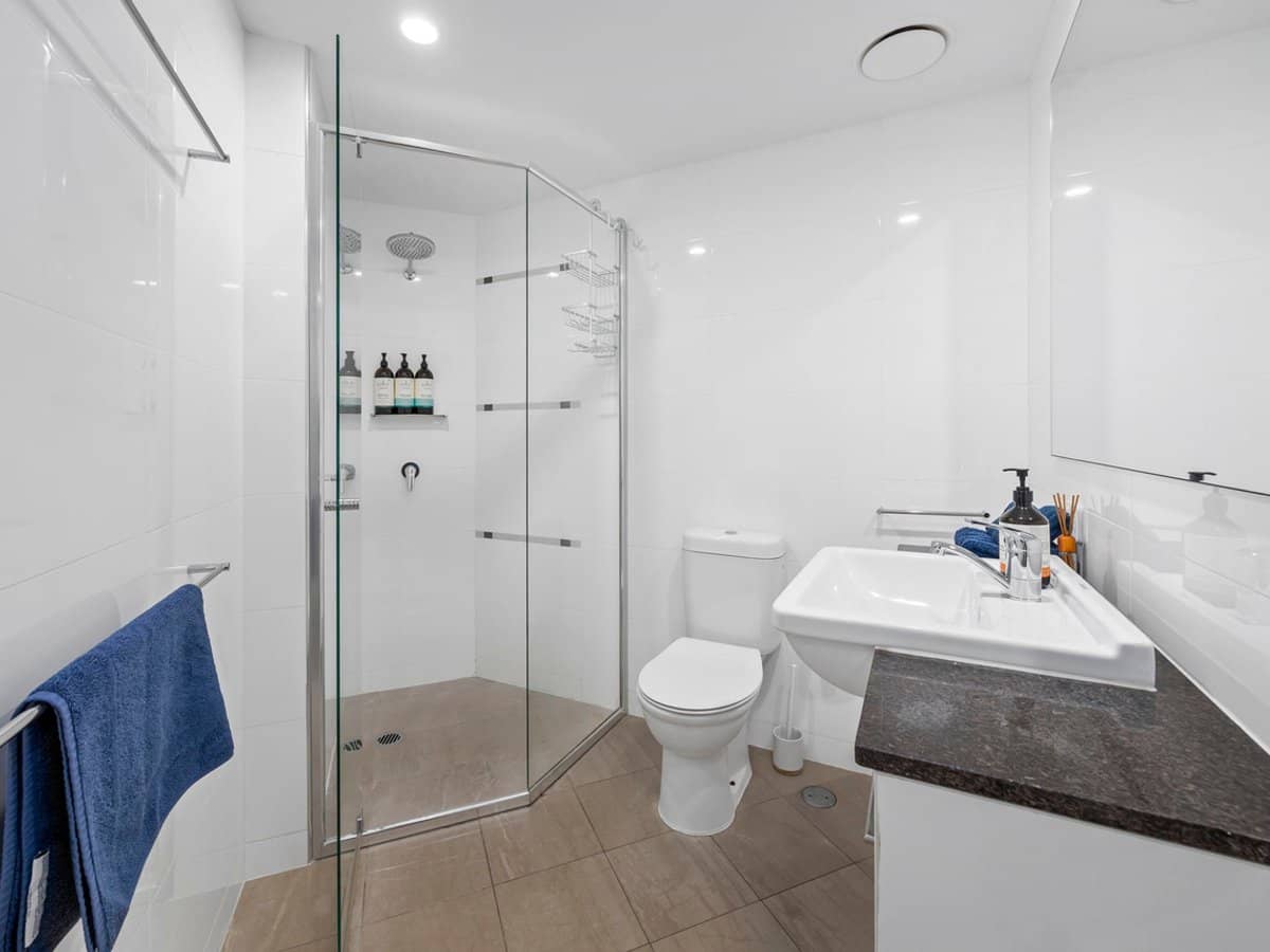 22 Surf Parade, BROADBEACH - Thumbnail 8