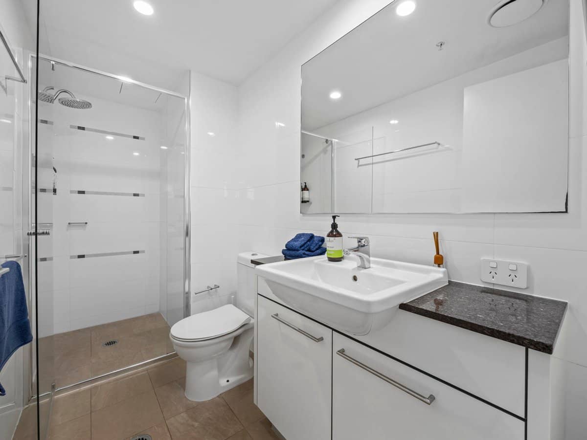 22 Surf Parade, BROADBEACH - Thumbnail 10