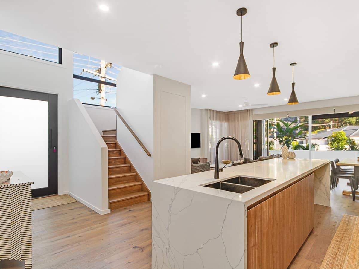 21 Tabilban Street, BURLEIGH HEADS - Thumbnail 2