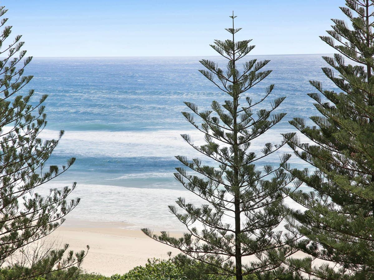 100 The Esplanade, Burleigh Heads - Thumbnail 2