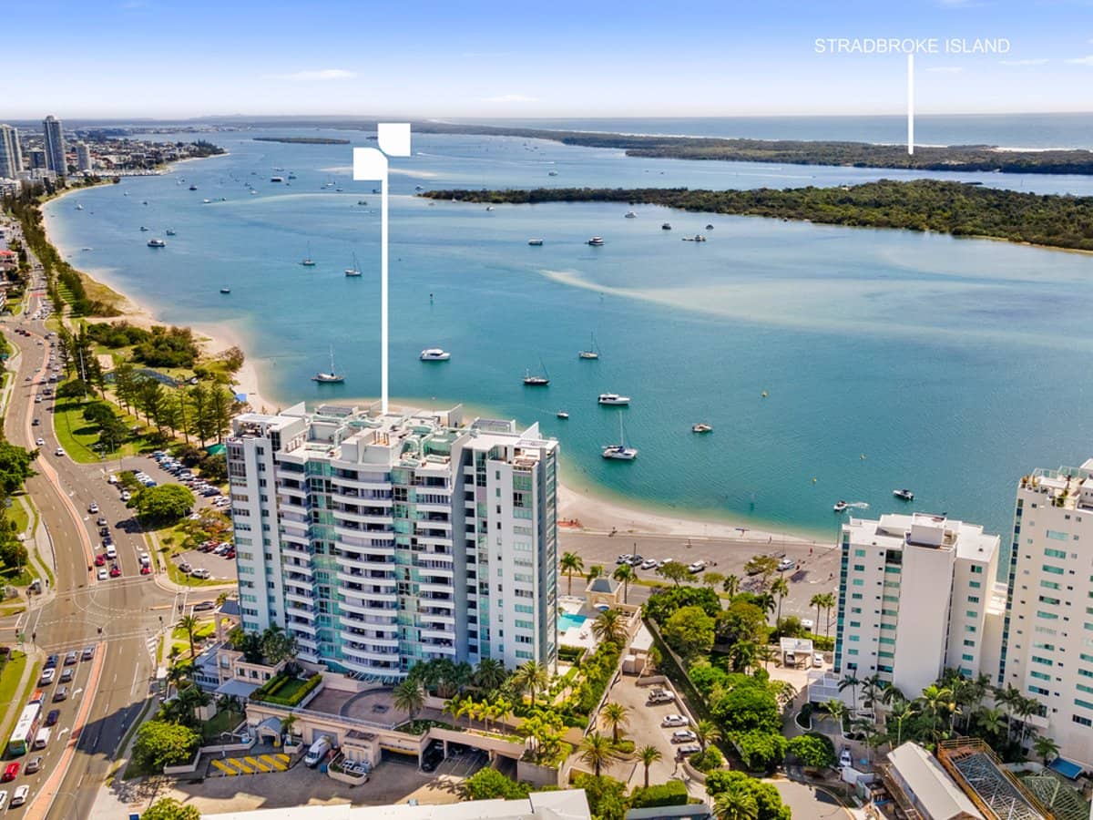 360 Marine Parade, LABRADOR - Thumbnail 1