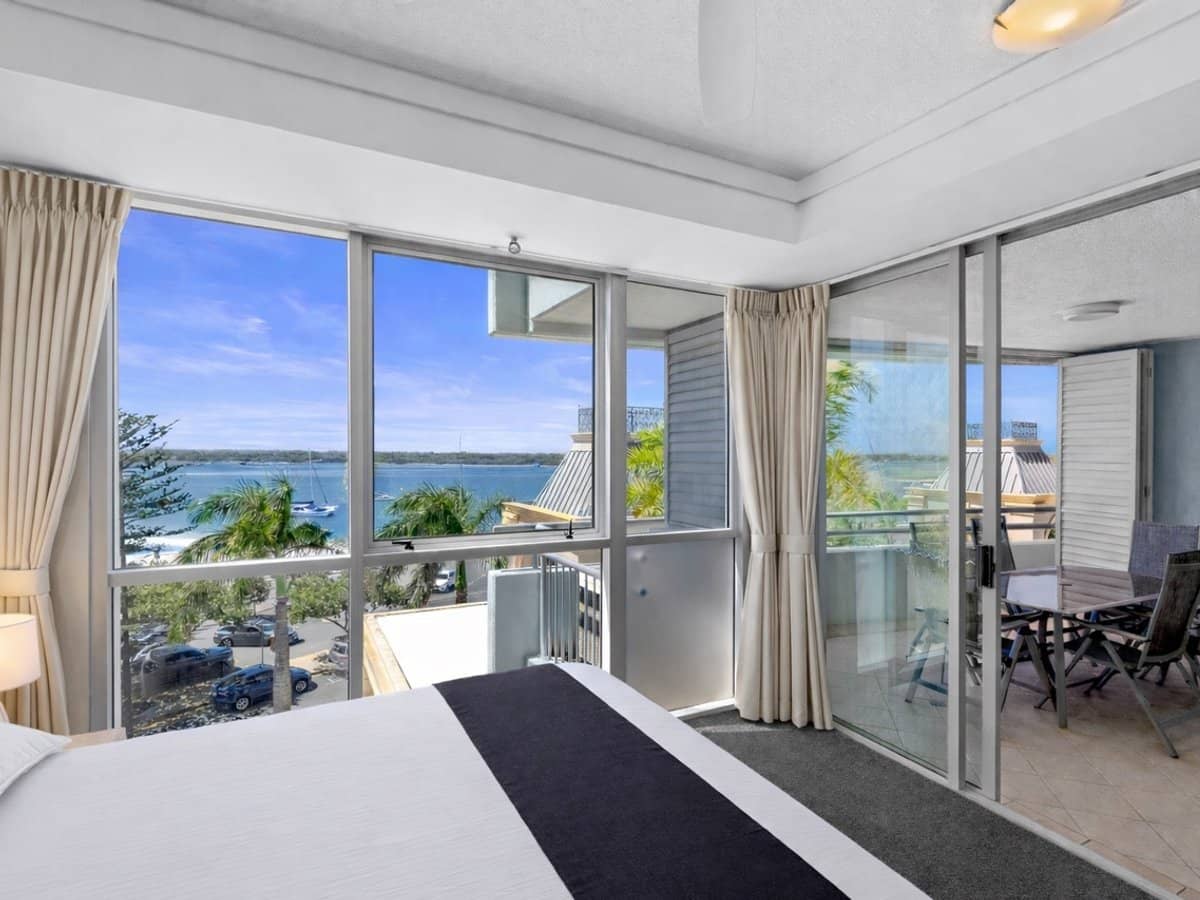 360 Marine Parade, LABRADOR - Thumbnail 3