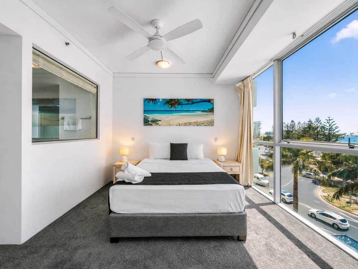 360 Marine Parade, LABRADOR - Thumbnail 4