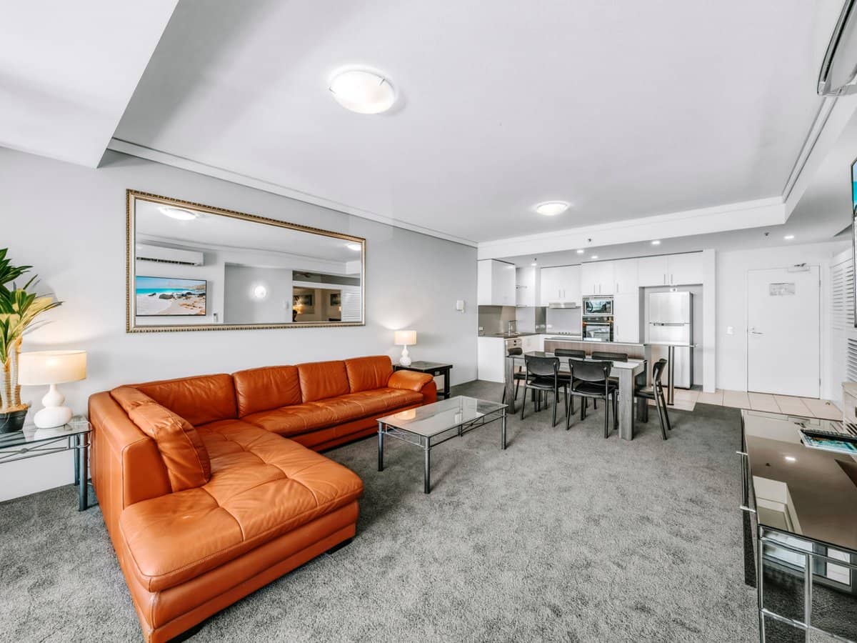 360 Marine Parade, LABRADOR - Thumbnail 5