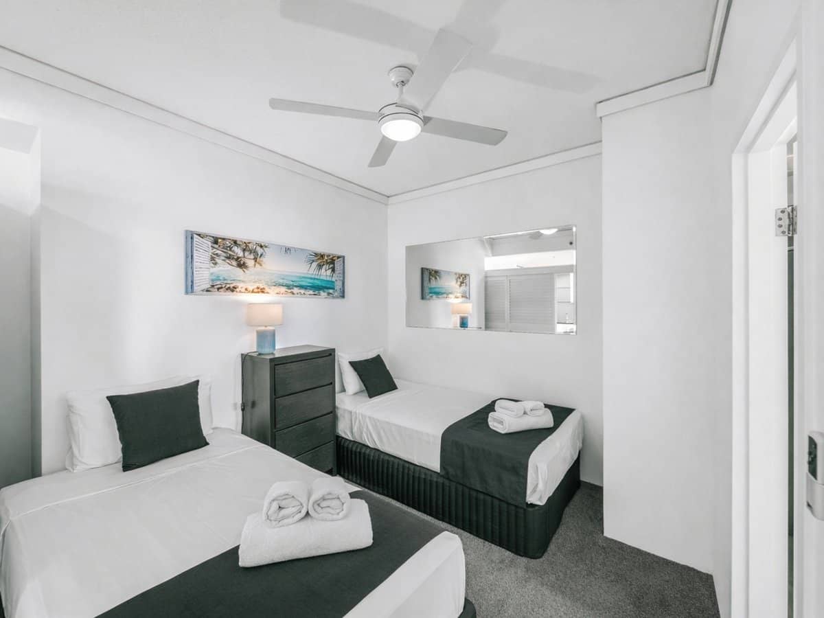 360 Marine Parade, LABRADOR - Thumbnail 6