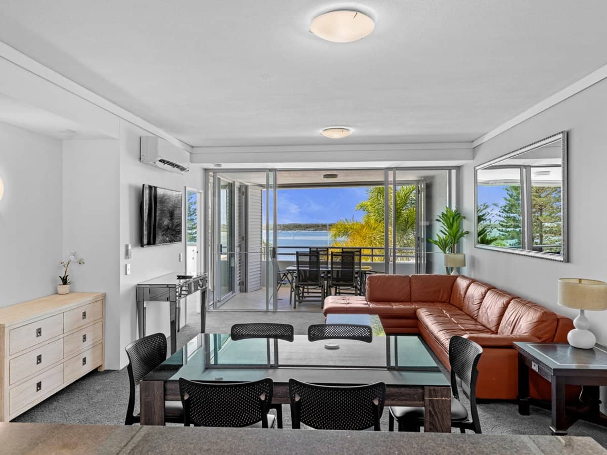 360 Marine Parade, LABRADOR - Thumbnail 8