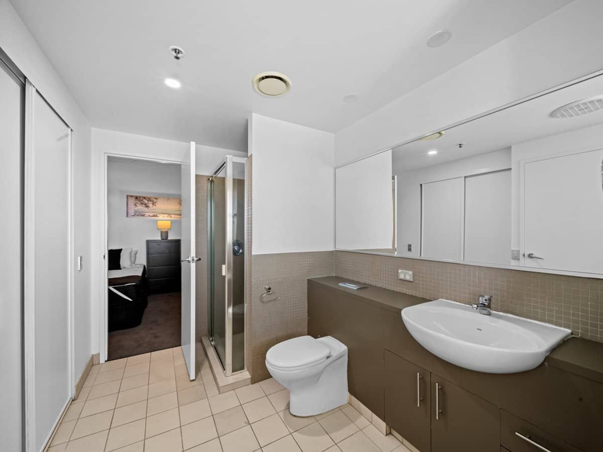 360 Marine Parade, LABRADOR - Thumbnail 11