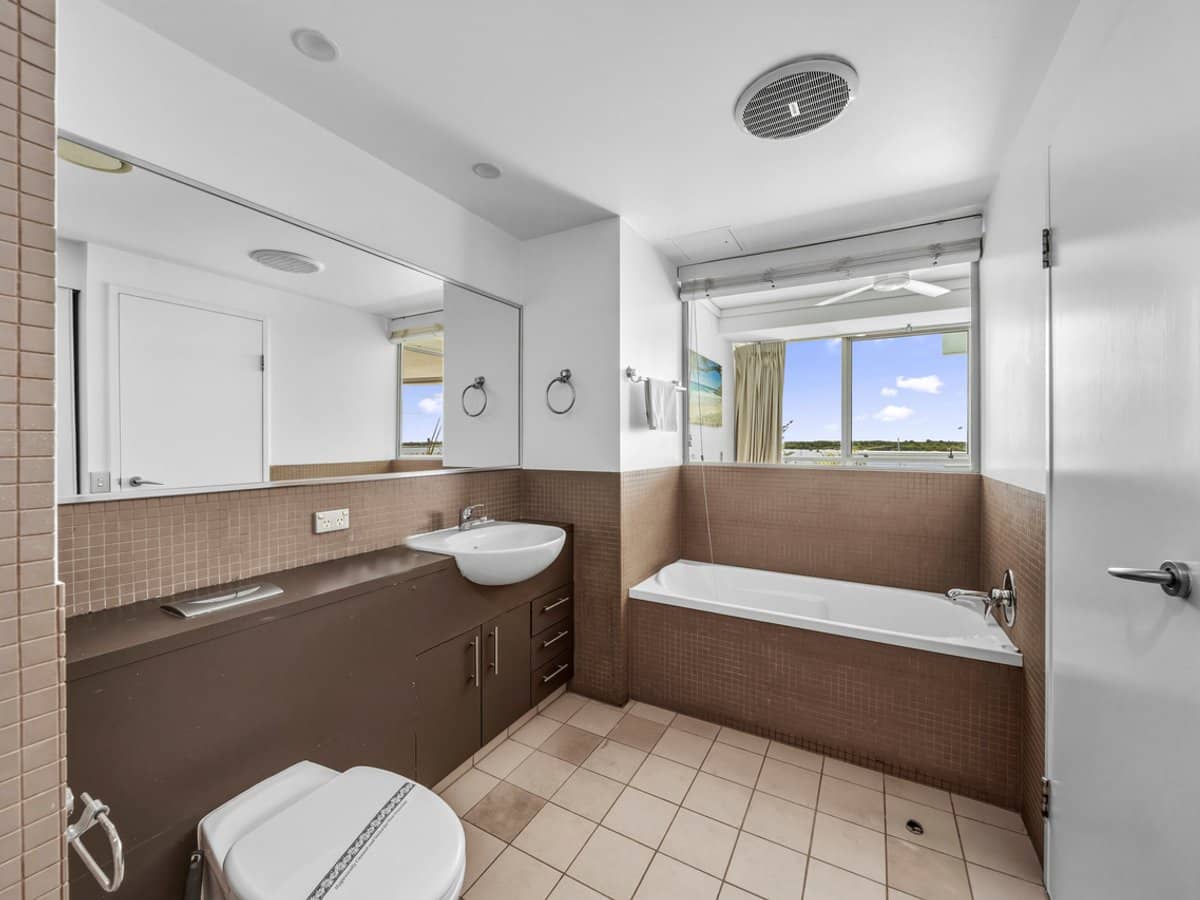 360 Marine Parade, LABRADOR - Thumbnail 12