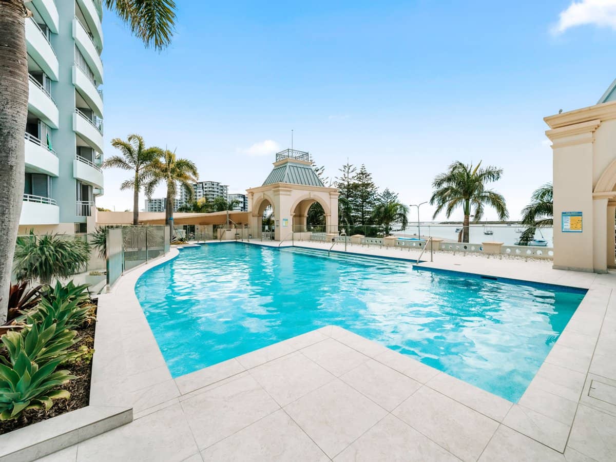 360 Marine Parade, LABRADOR - Thumbnail 15