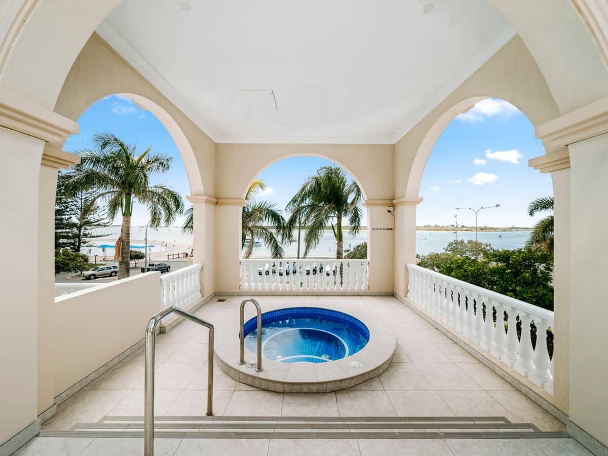 360 Marine Parade, LABRADOR - Thumbnail 17