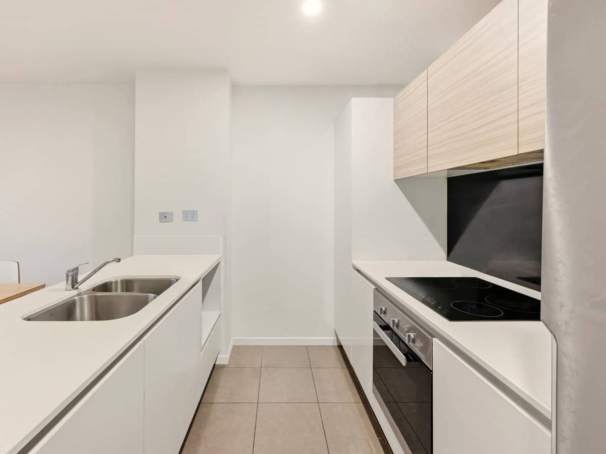1-7 Waterford Court, BUNDALL - Thumbnail 2