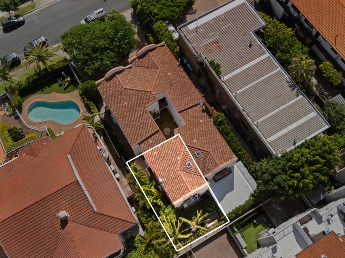 19 Jubilee Avenue, BROADBEACH - Thumbnail 2