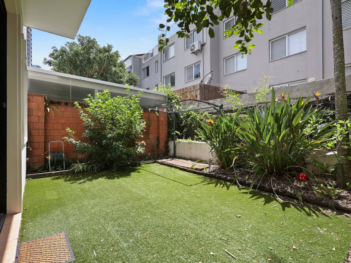 19 Jubilee Avenue, BROADBEACH - Thumbnail 4