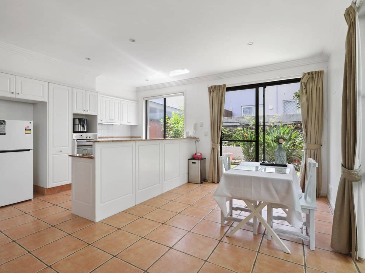 19 Jubilee Avenue, BROADBEACH - Thumbnail 6