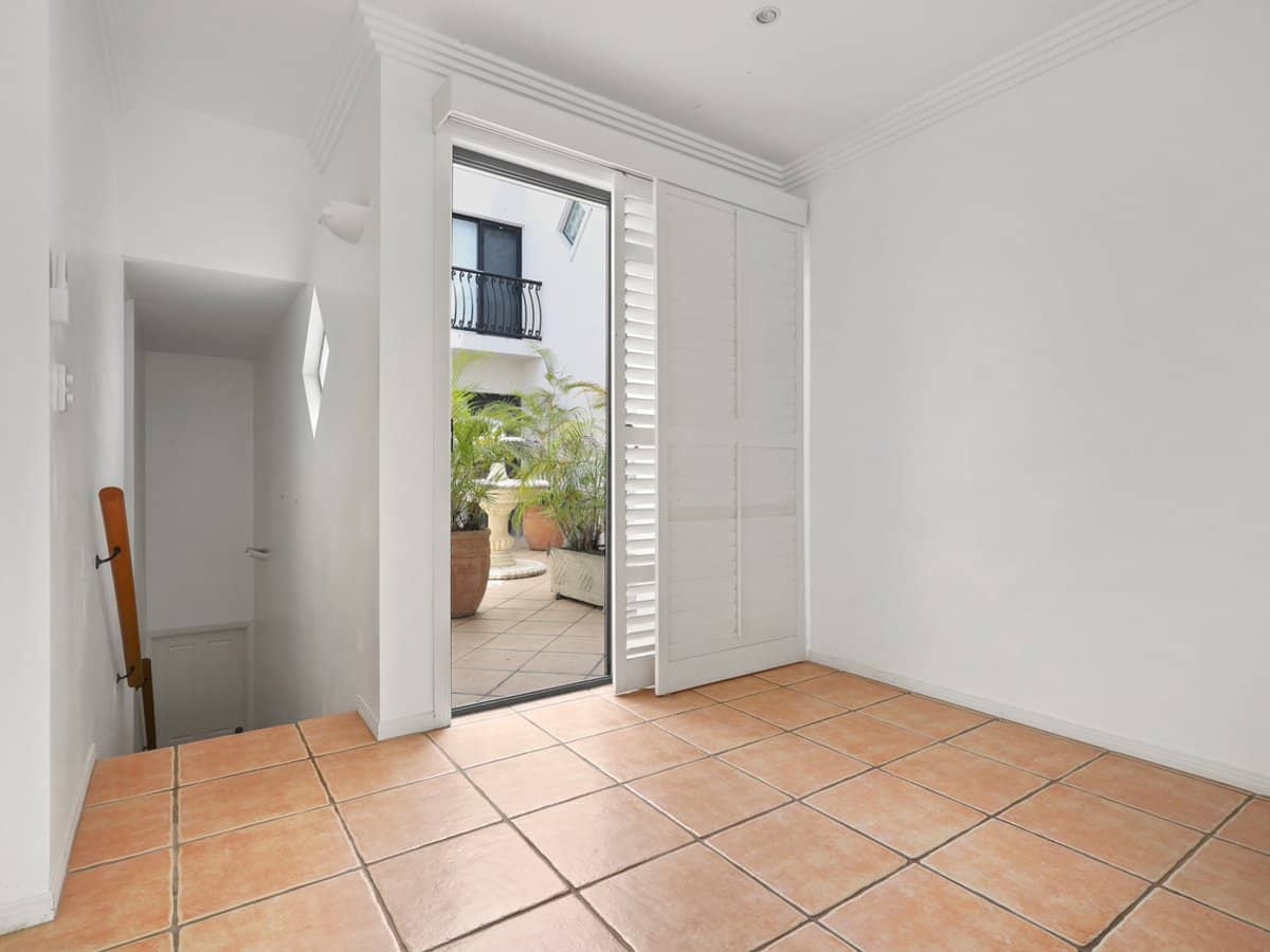 19 Jubilee Avenue, BROADBEACH - Thumbnail 7