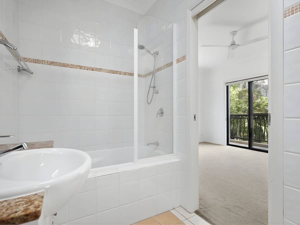 19 Jubilee Avenue, BROADBEACH - Thumbnail 10