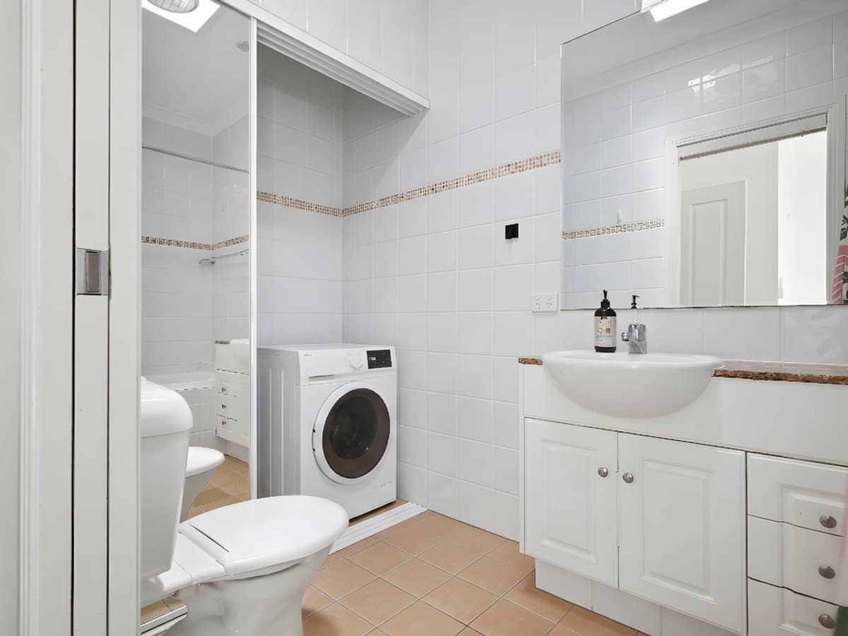 19 Jubilee Avenue, BROADBEACH - Thumbnail 11