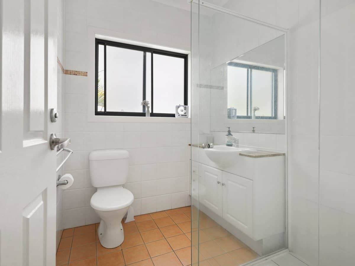 19 Jubilee Avenue, BROADBEACH - Thumbnail 12