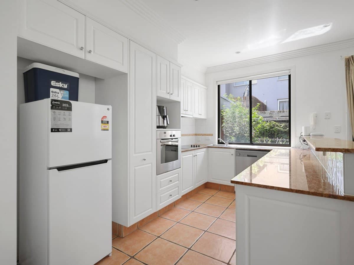 19 Jubilee Avenue, BROADBEACH - Thumbnail 14