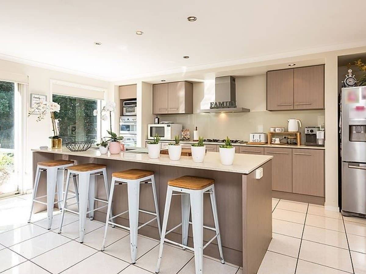 33 East Quay Drive, BIGGERA WATERS - Thumbnail 2