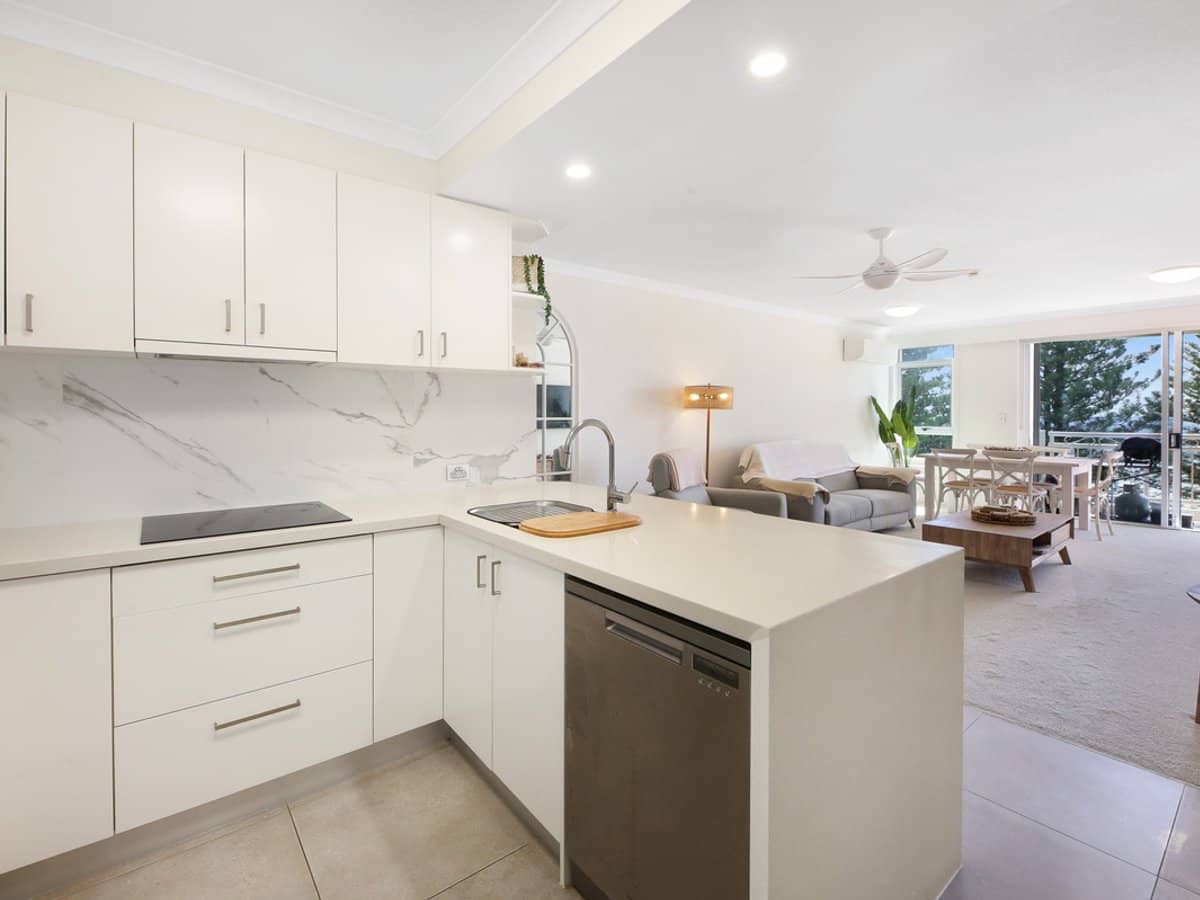 220 The Esplanade, Burleigh Heads - Thumbnail 4