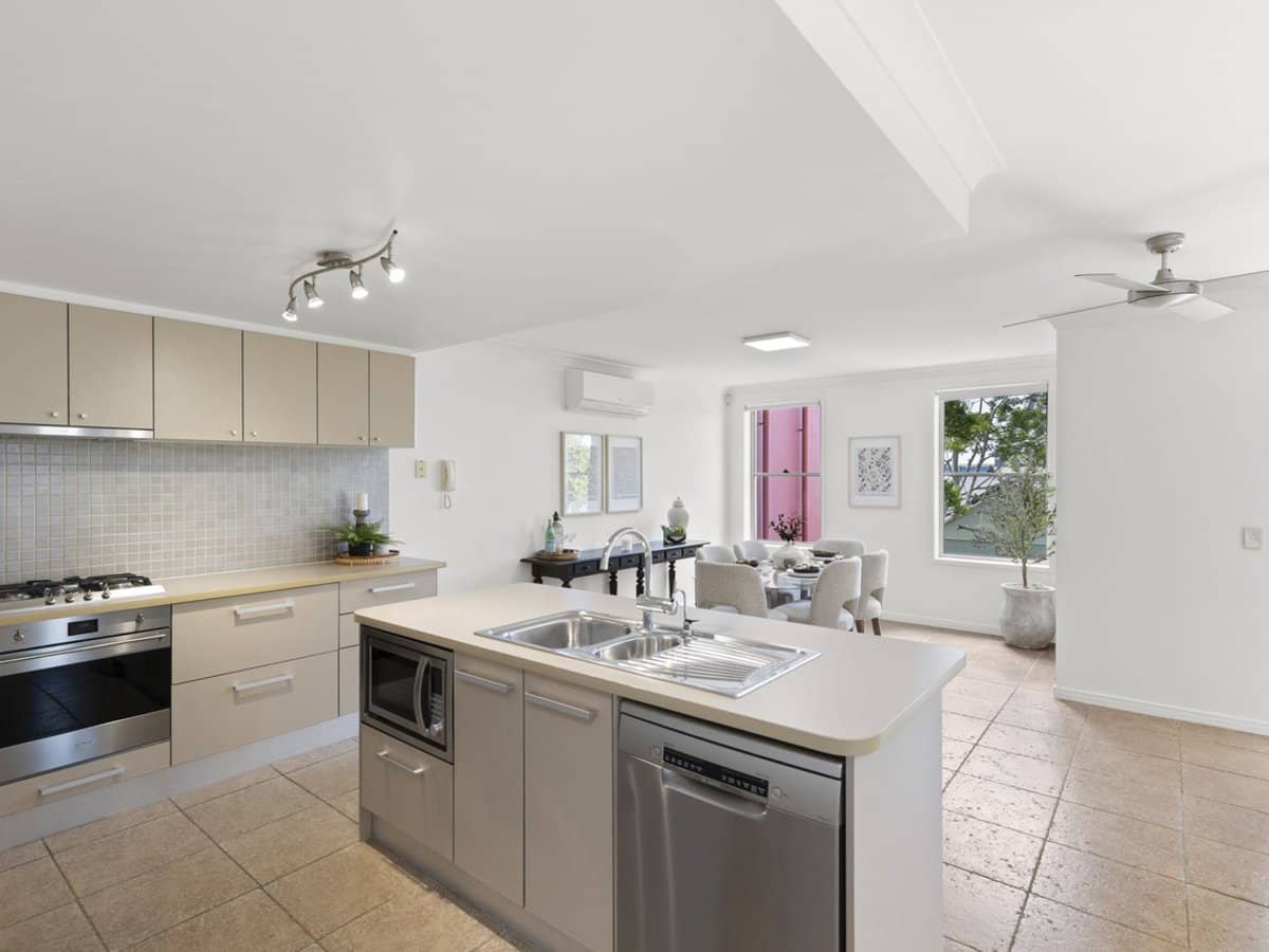 3108 The Boulevarde, Carrara - Thumbnail 8