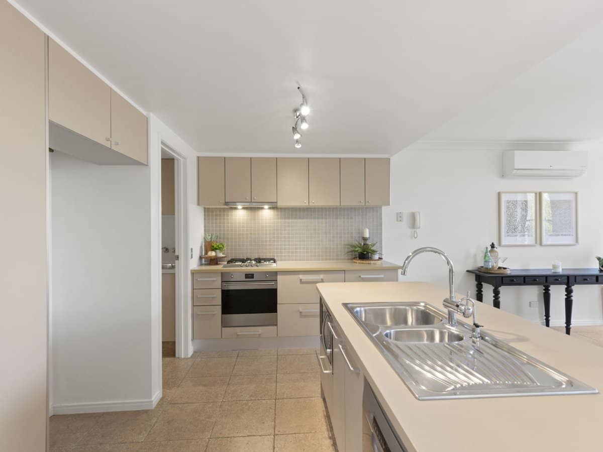 3108 The Boulevarde, Carrara - Thumbnail 11