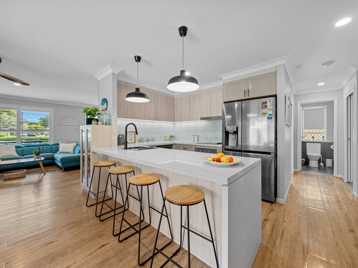 27 Seville Circuit, BURLEIGH WATERS - Thumbnail 1