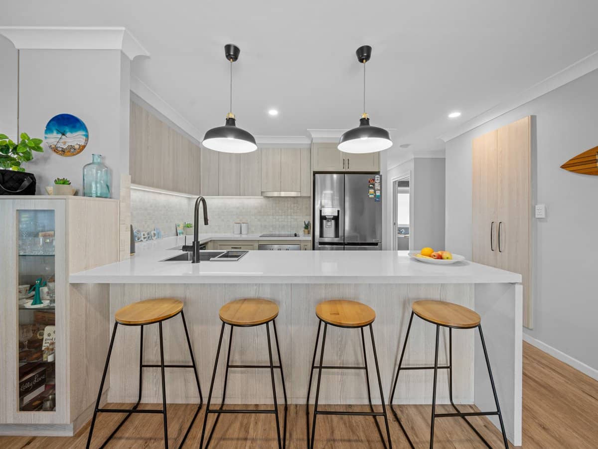 27 Seville Circuit, BURLEIGH WATERS - Thumbnail 6