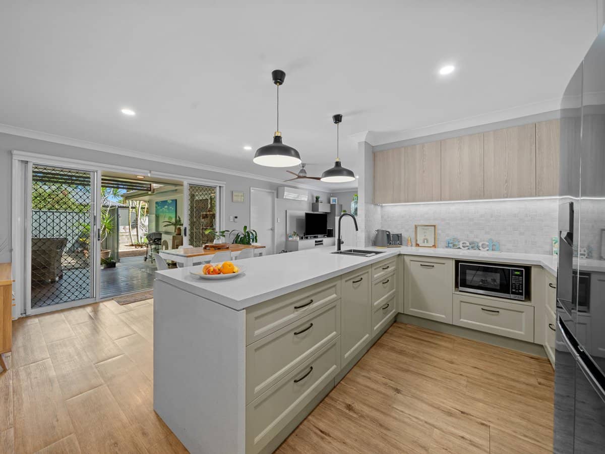 27 Seville Circuit, BURLEIGH WATERS - Thumbnail 7