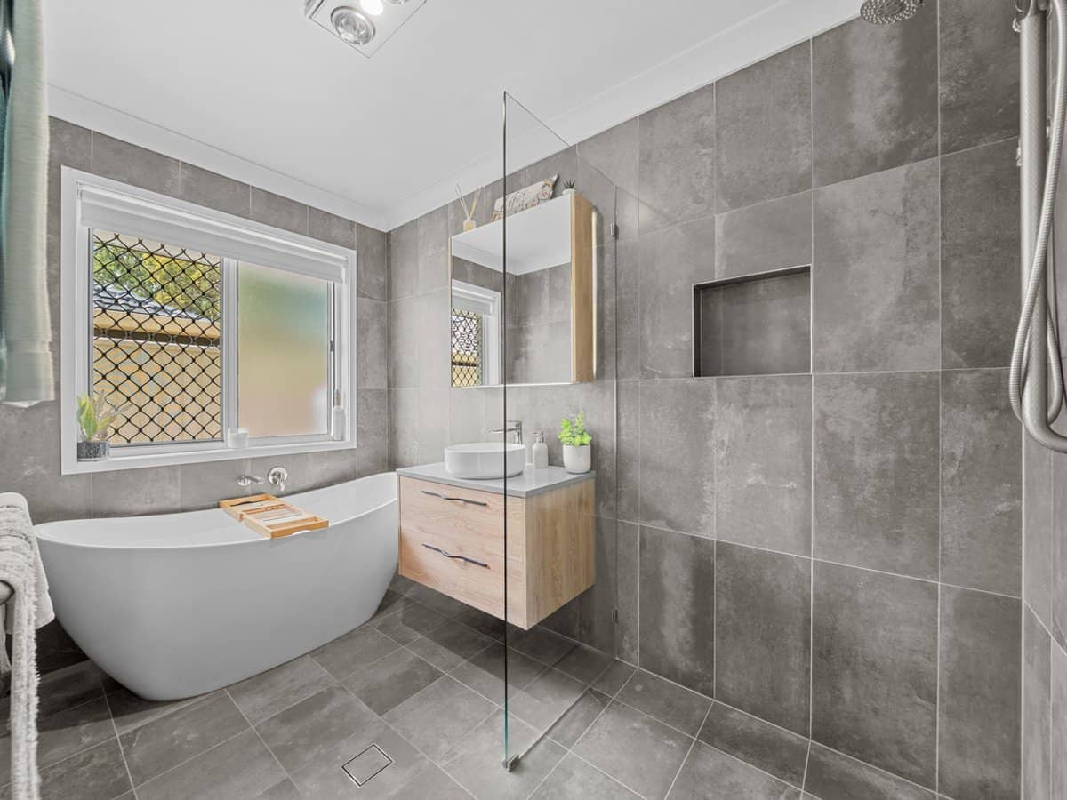 27 Seville Circuit, BURLEIGH WATERS - Thumbnail 17