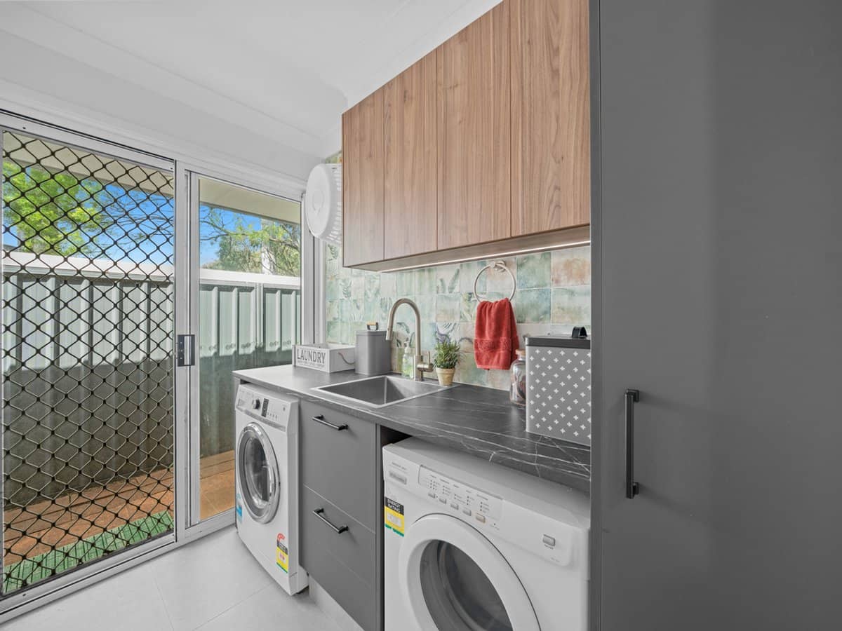 27 Seville Circuit, BURLEIGH WATERS - Thumbnail 18