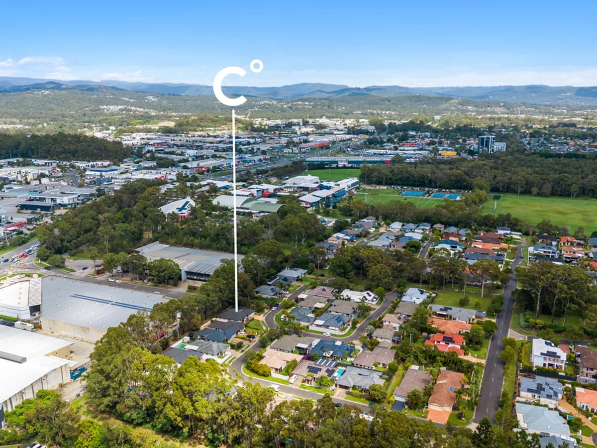 27 Seville Circuit, BURLEIGH WATERS - Thumbnail 25