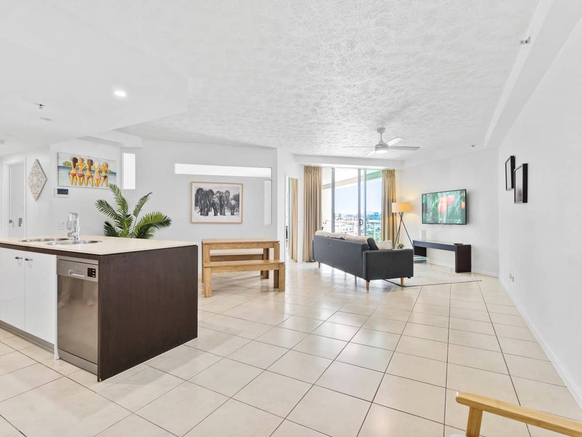 18 Fern Street, SURFERS PARADISE - Thumbnail 1