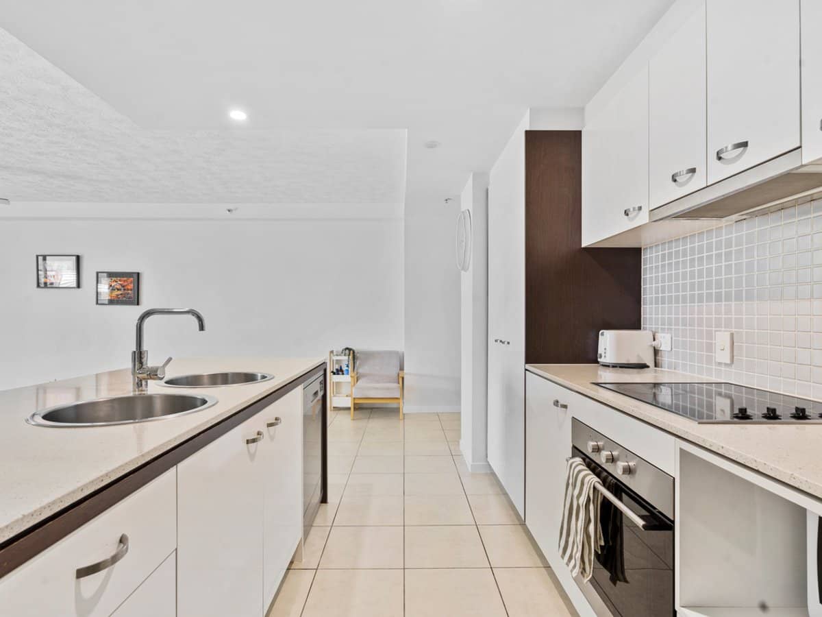 18 Fern Street, SURFERS PARADISE - Thumbnail 2