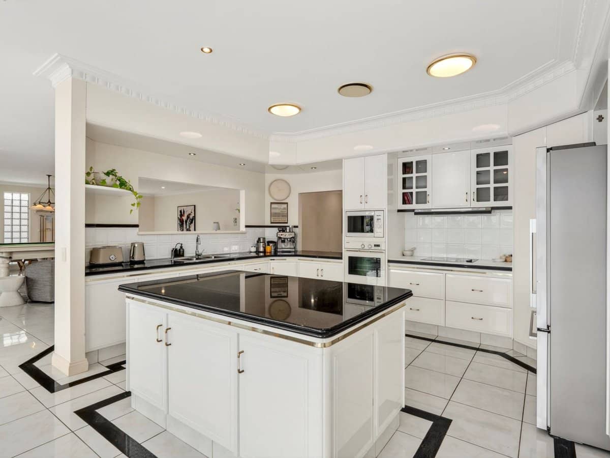 23 San Simeon Drive, Clear Island Waters - Thumbnail 7