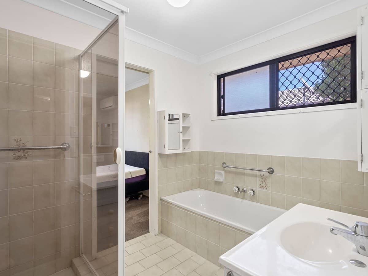 11 Lakefield Crescent, PARADISE POINT - Thumbnail 8