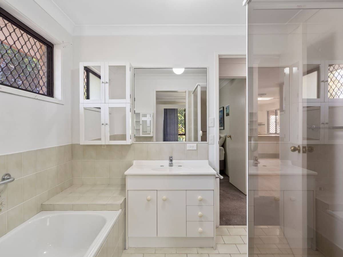 11 Lakefield Crescent, PARADISE POINT - Thumbnail 9